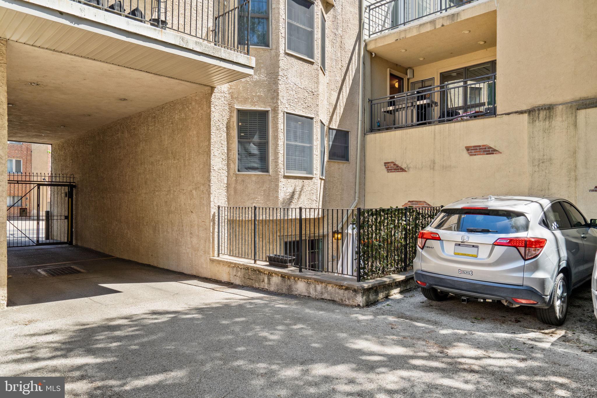 QUEEN VILLAGE - Residential