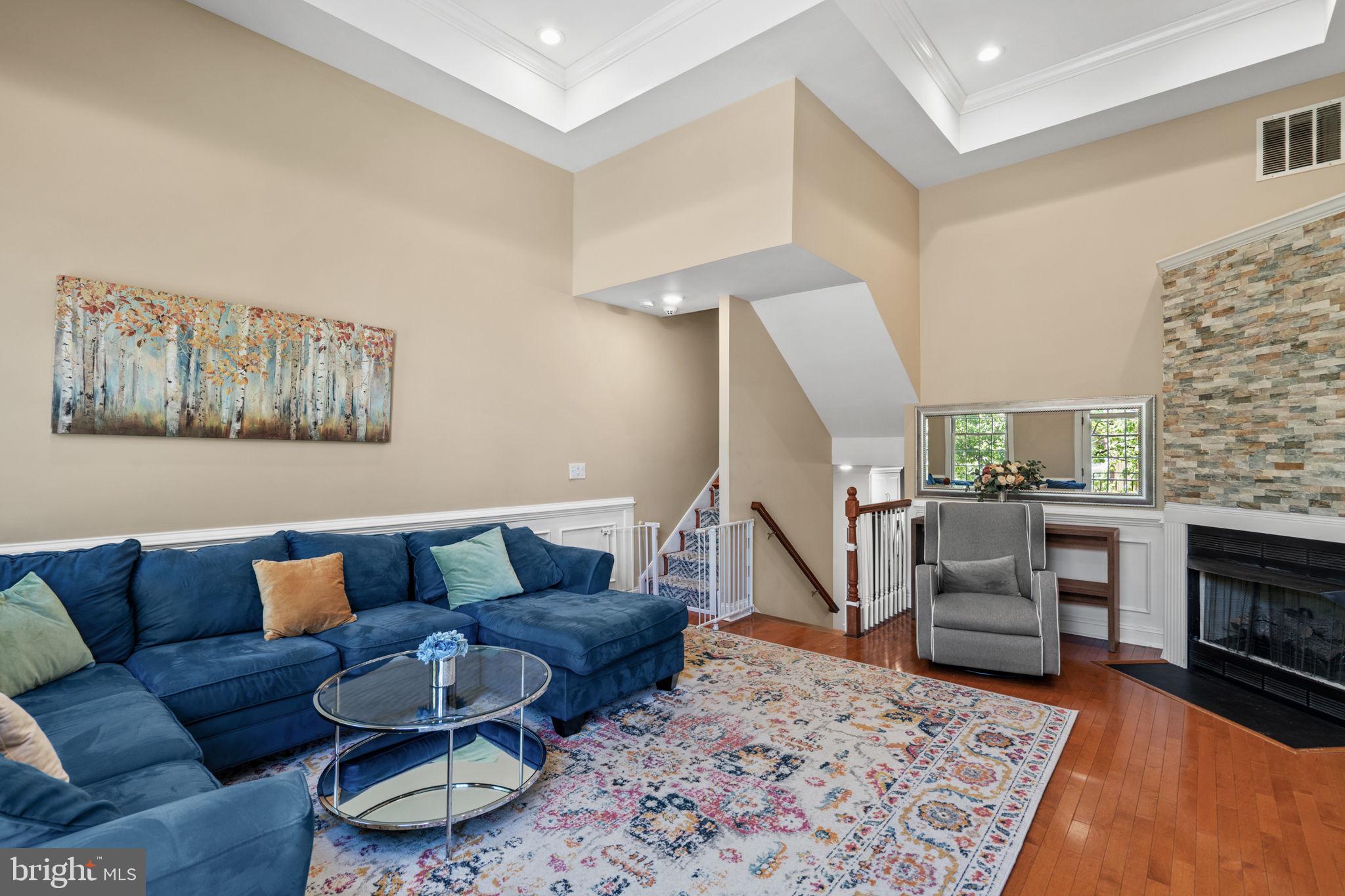 QUEEN VILLAGE - Residential
