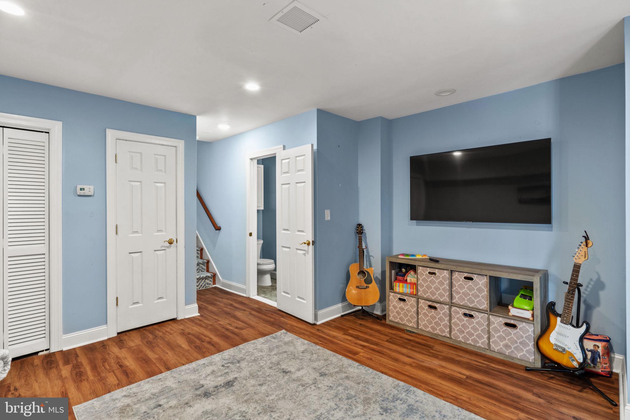 QUEEN VILLAGE - Residential