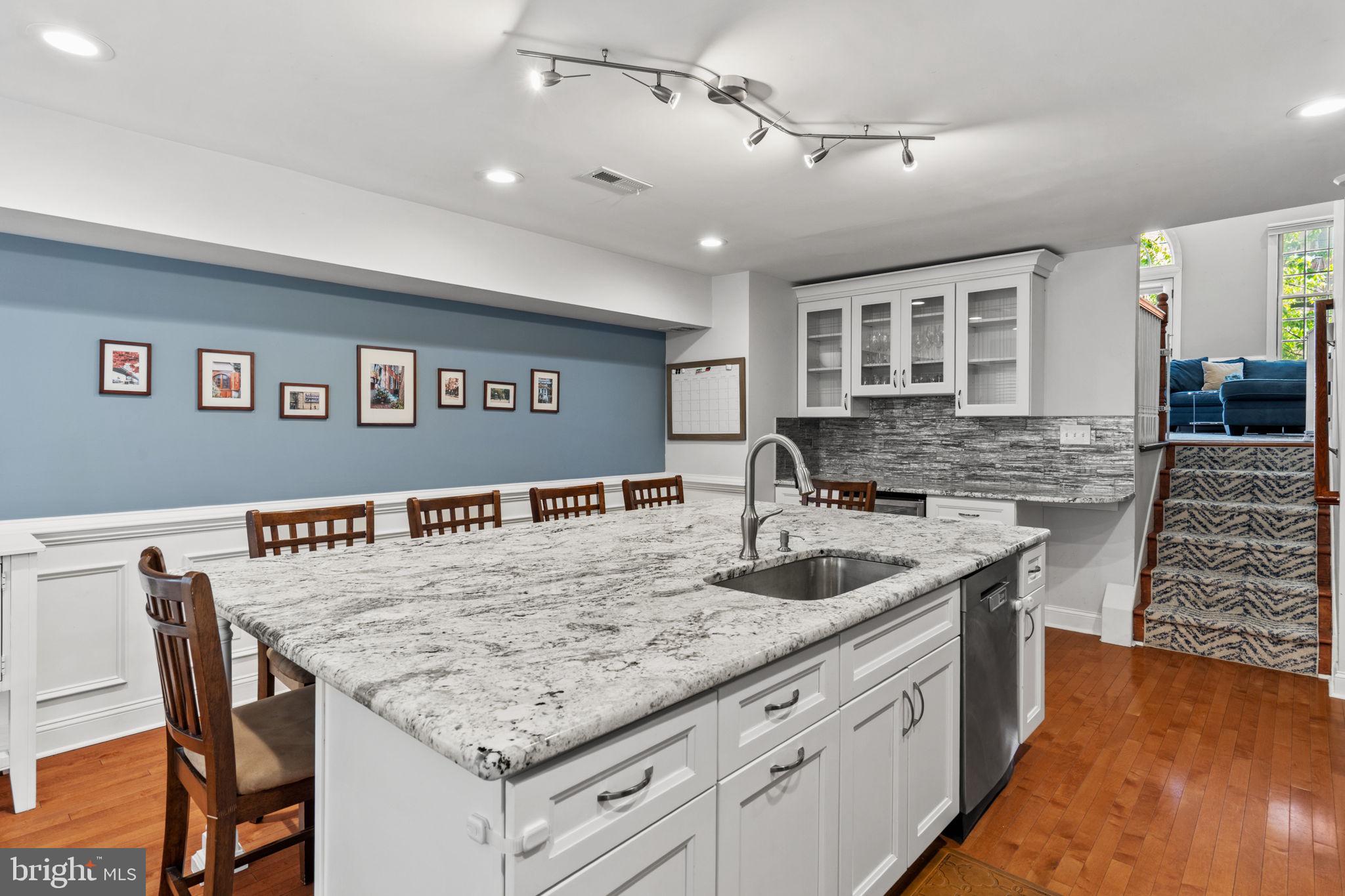 QUEEN VILLAGE - Residential