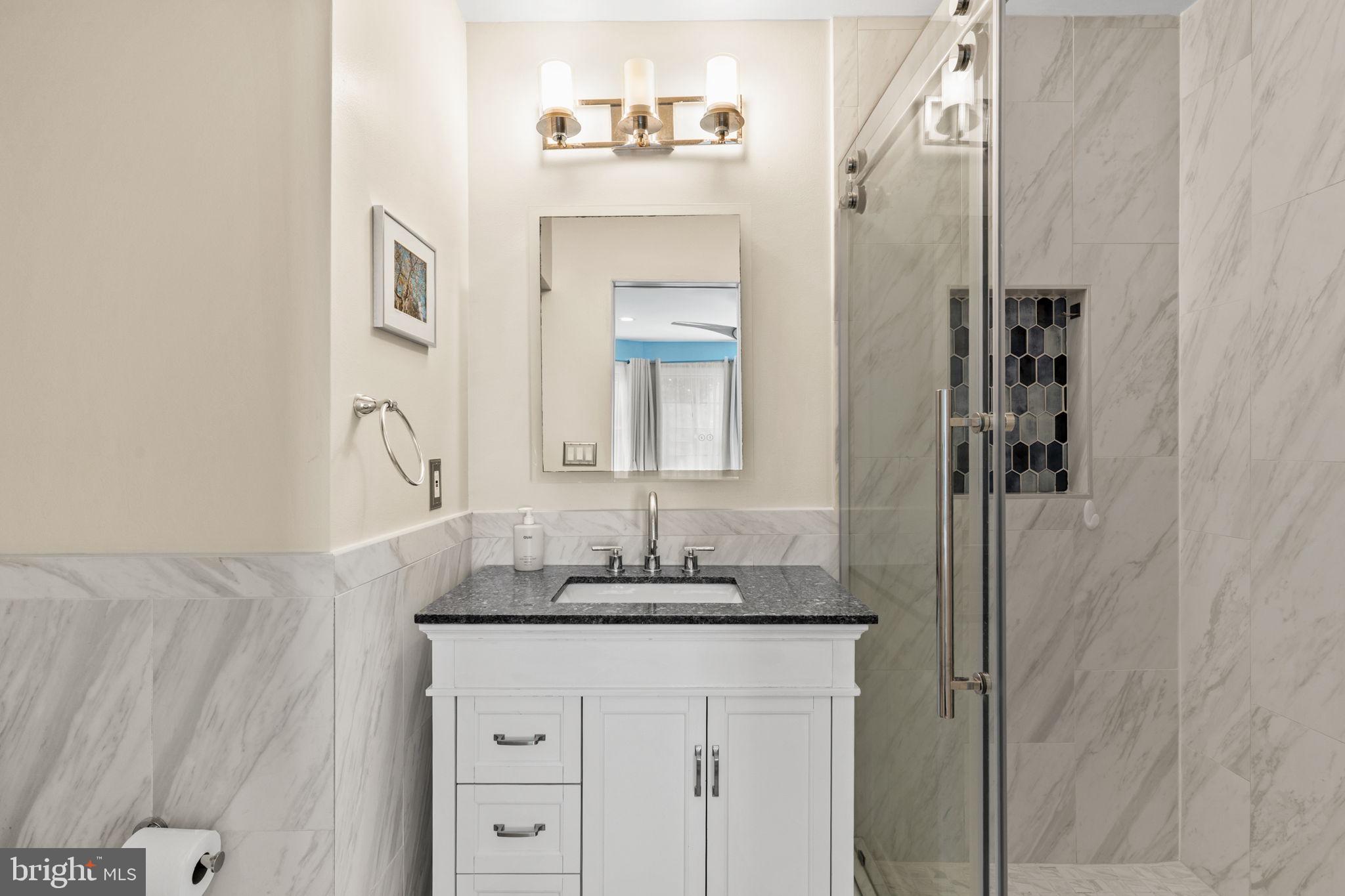 QUEEN VILLAGE - Residential