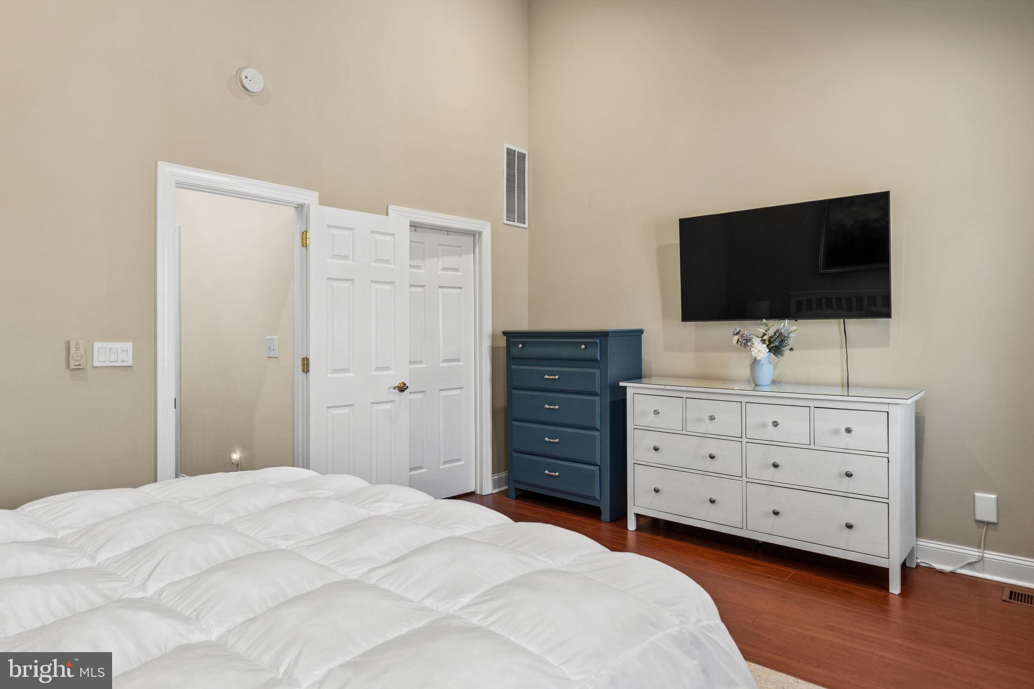 QUEEN VILLAGE - Residential
