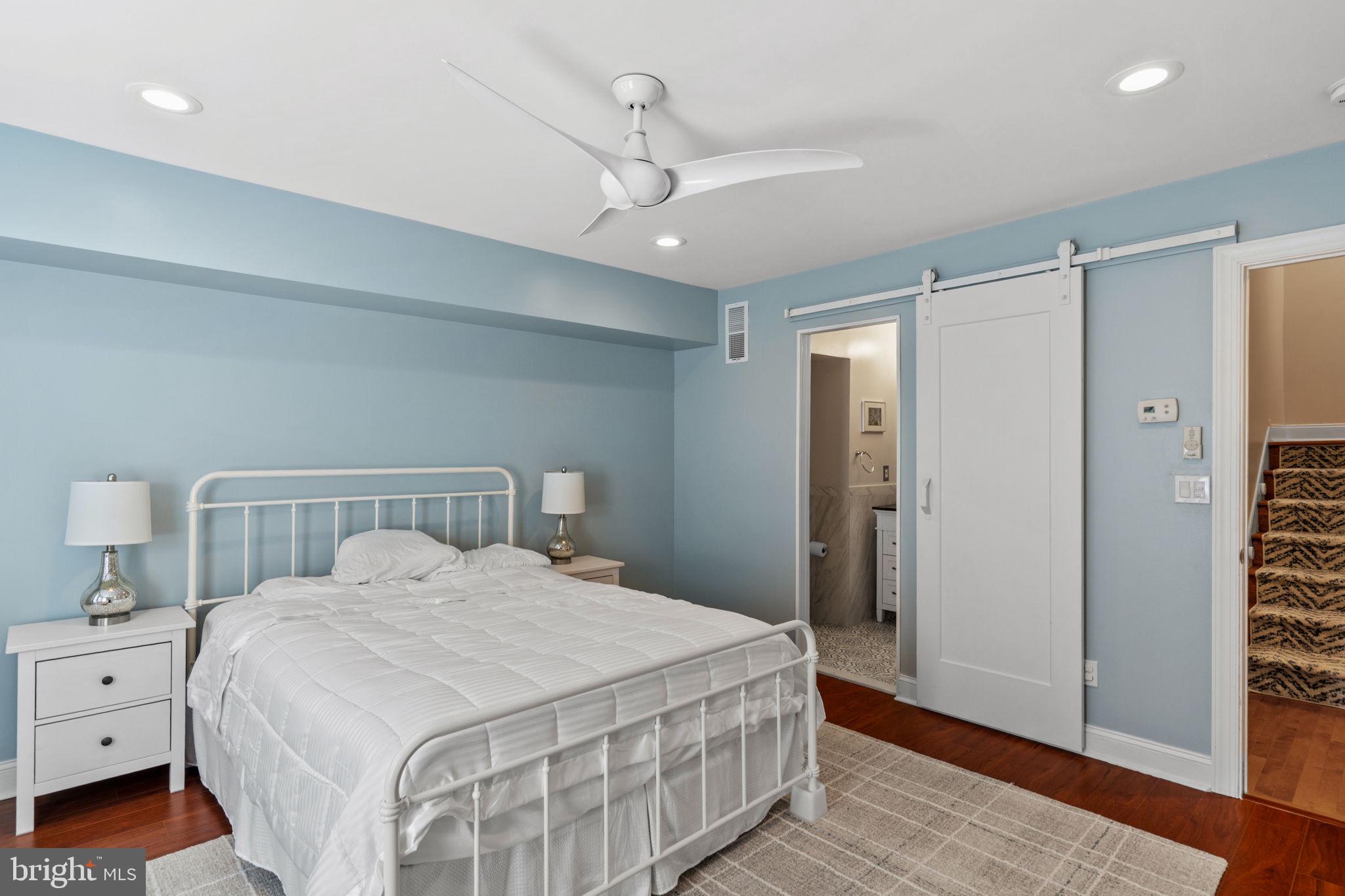 QUEEN VILLAGE - Residential