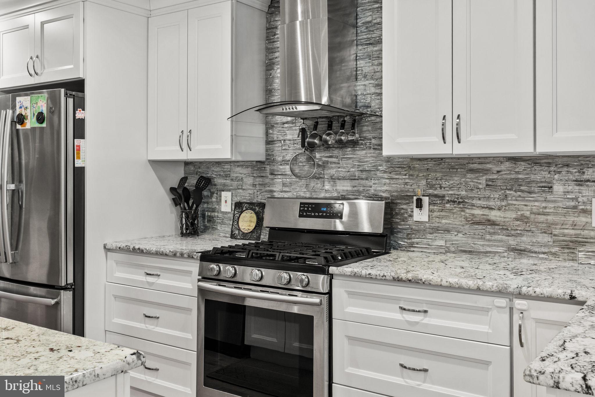 QUEEN VILLAGE - Residential