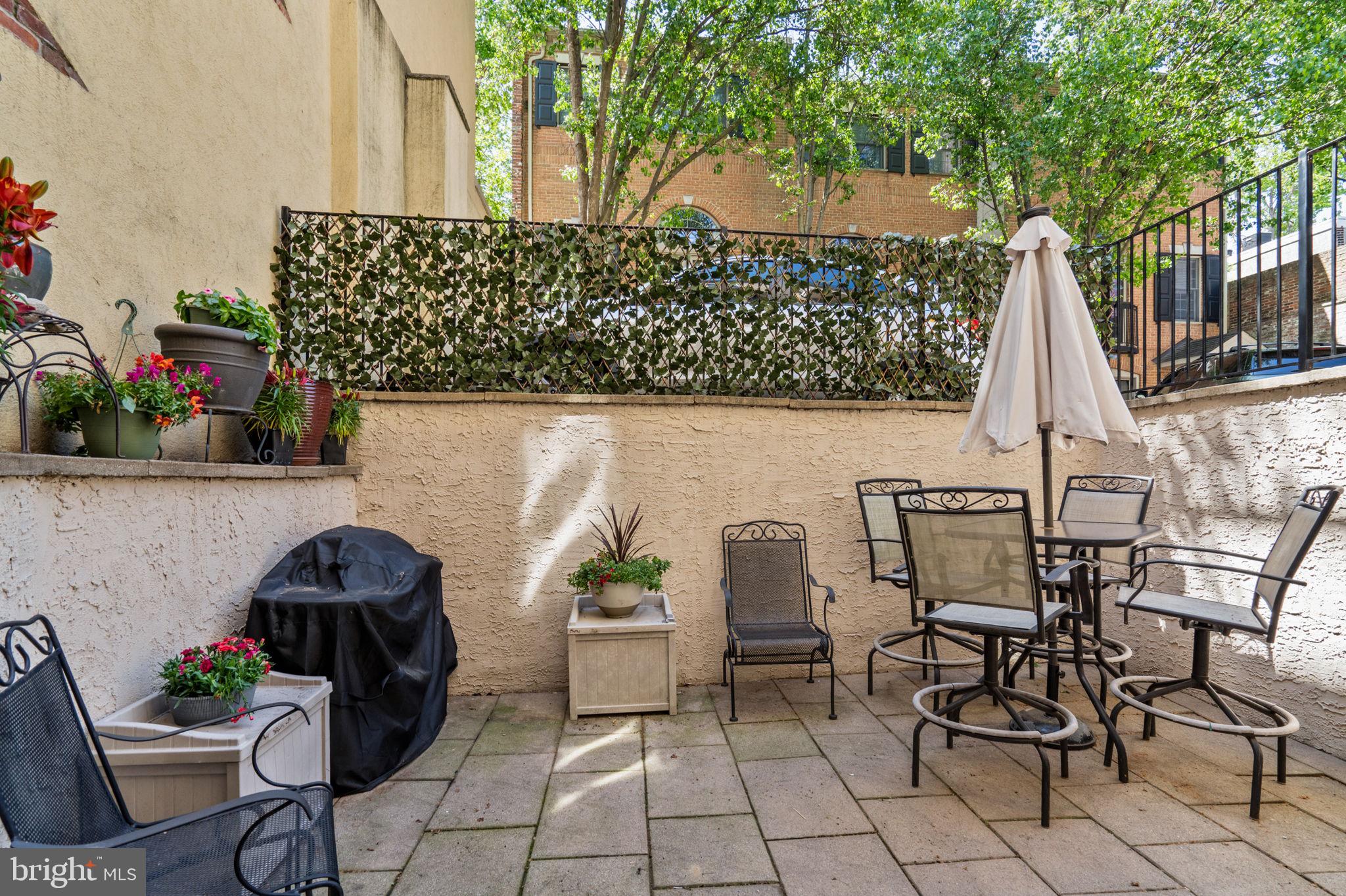 QUEEN VILLAGE - Residential