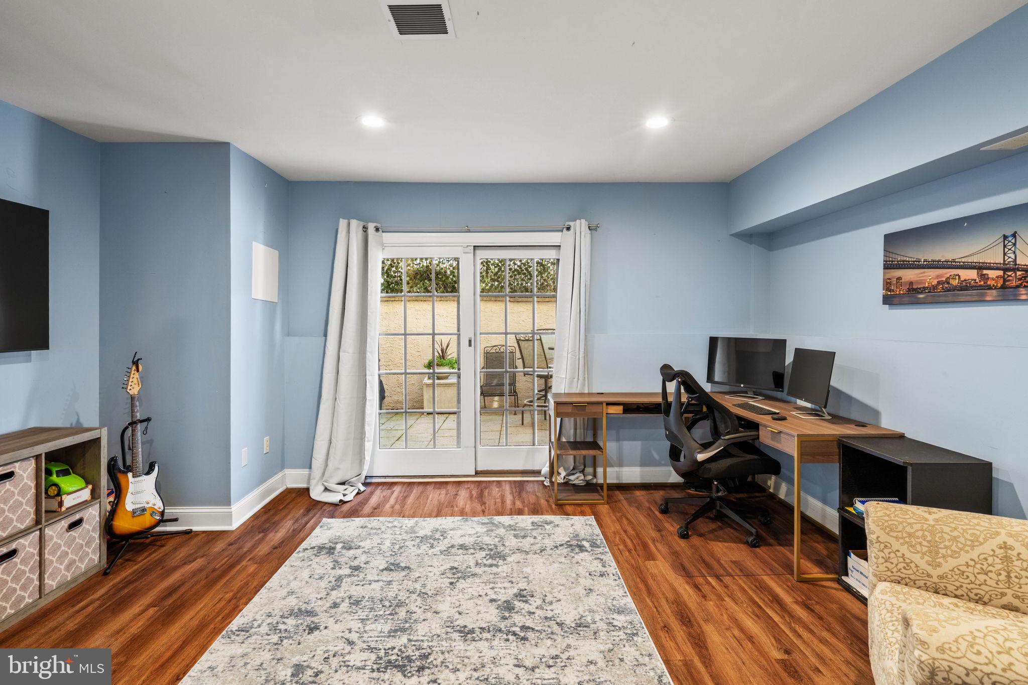 QUEEN VILLAGE - Residential