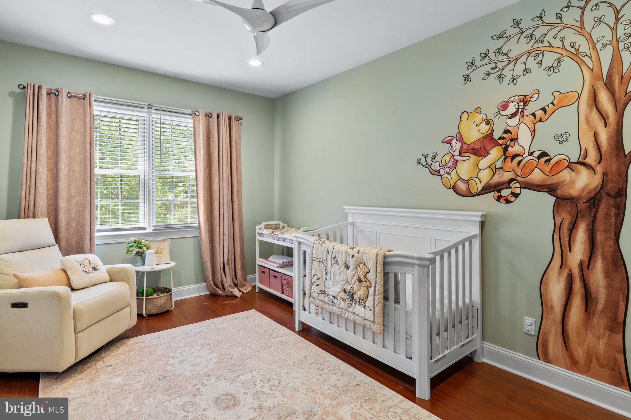 QUEEN VILLAGE - Residential