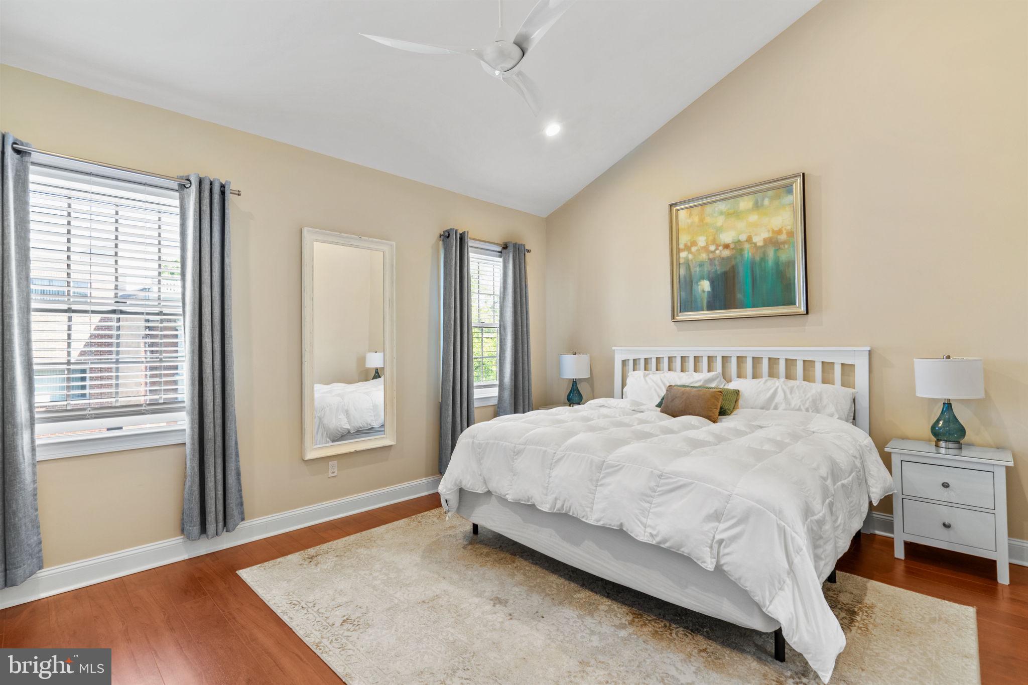 QUEEN VILLAGE - Residential