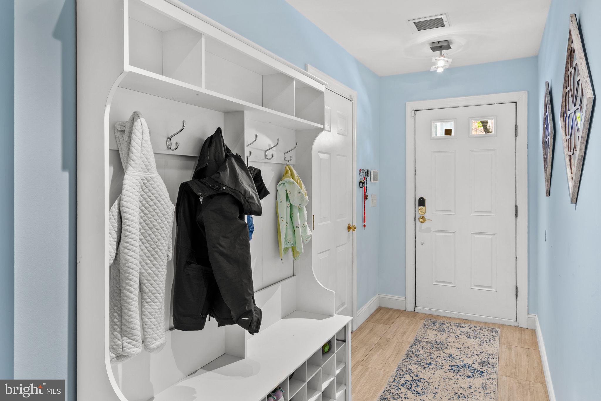 QUEEN VILLAGE - Residential