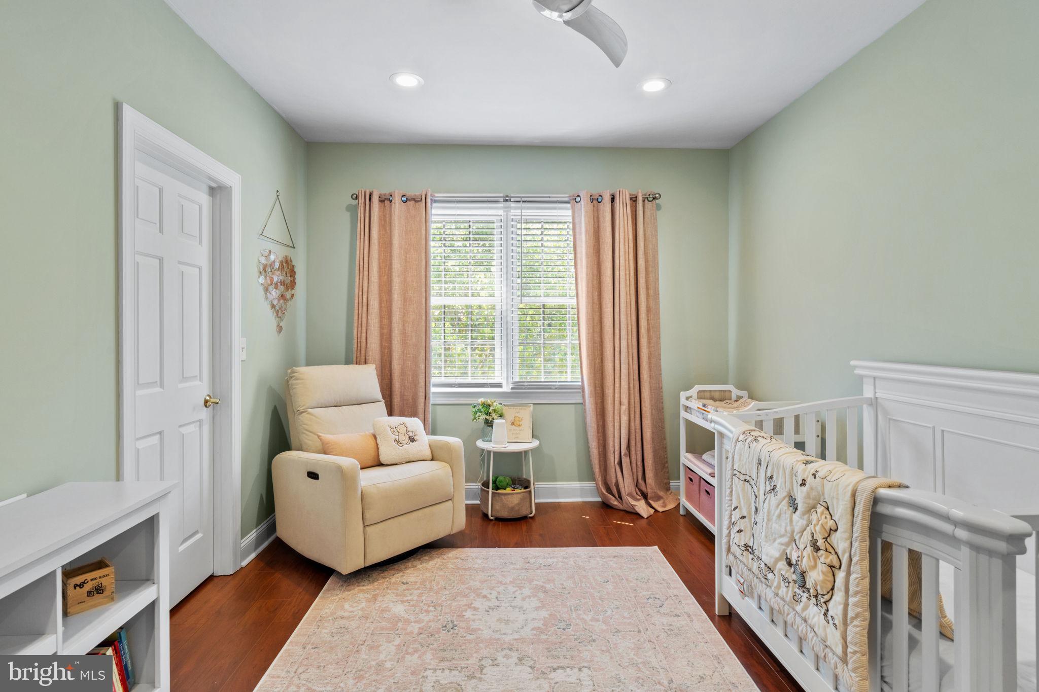 QUEEN VILLAGE - Residential