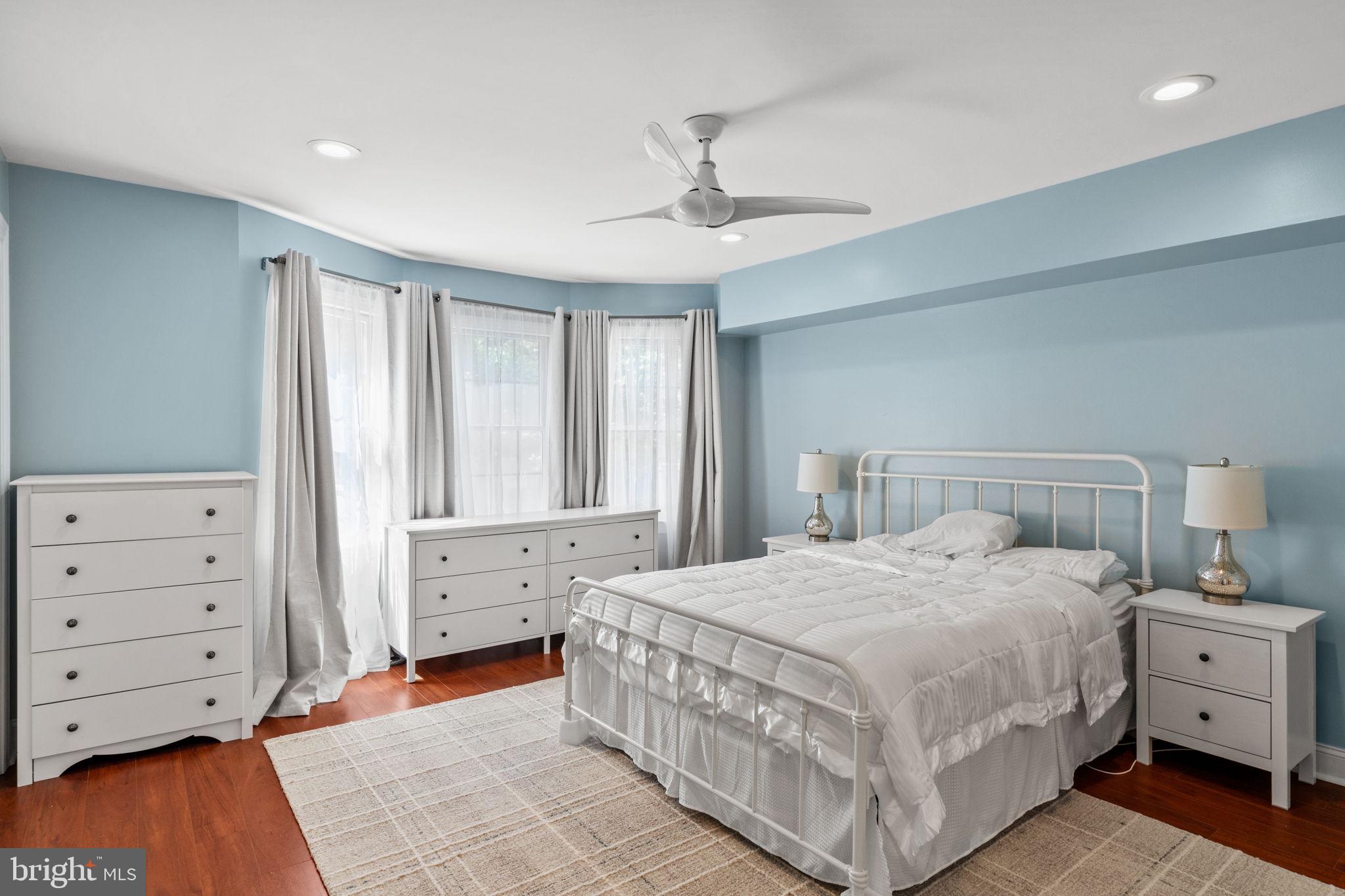 QUEEN VILLAGE - Residential