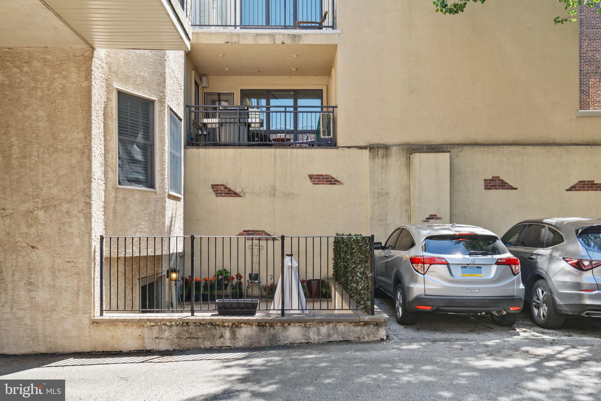 QUEEN VILLAGE - Residential