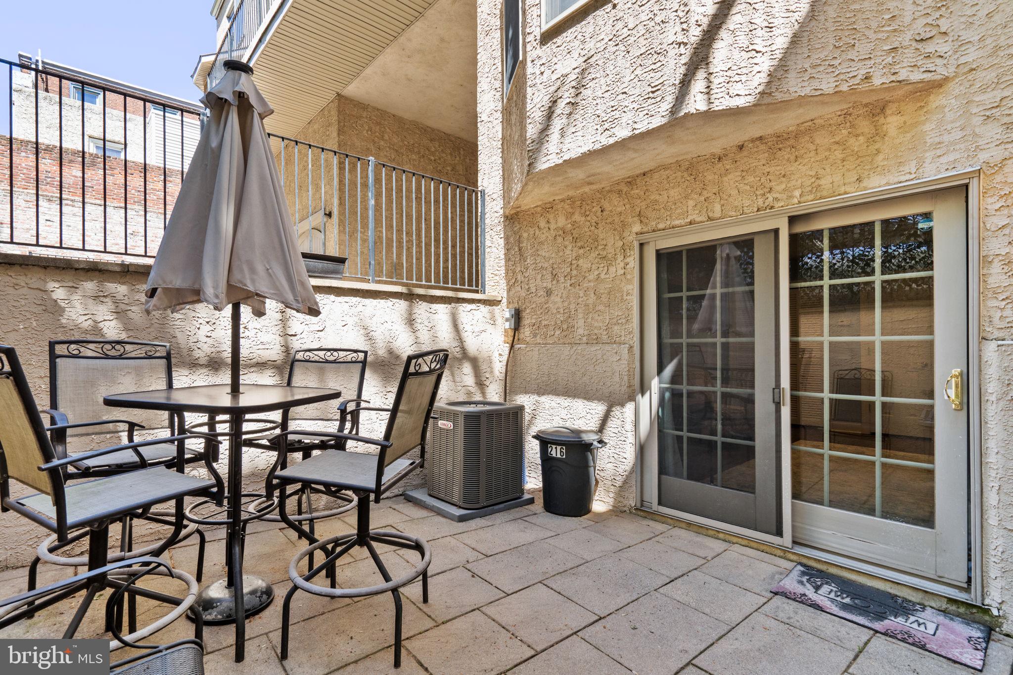 QUEEN VILLAGE - Residential