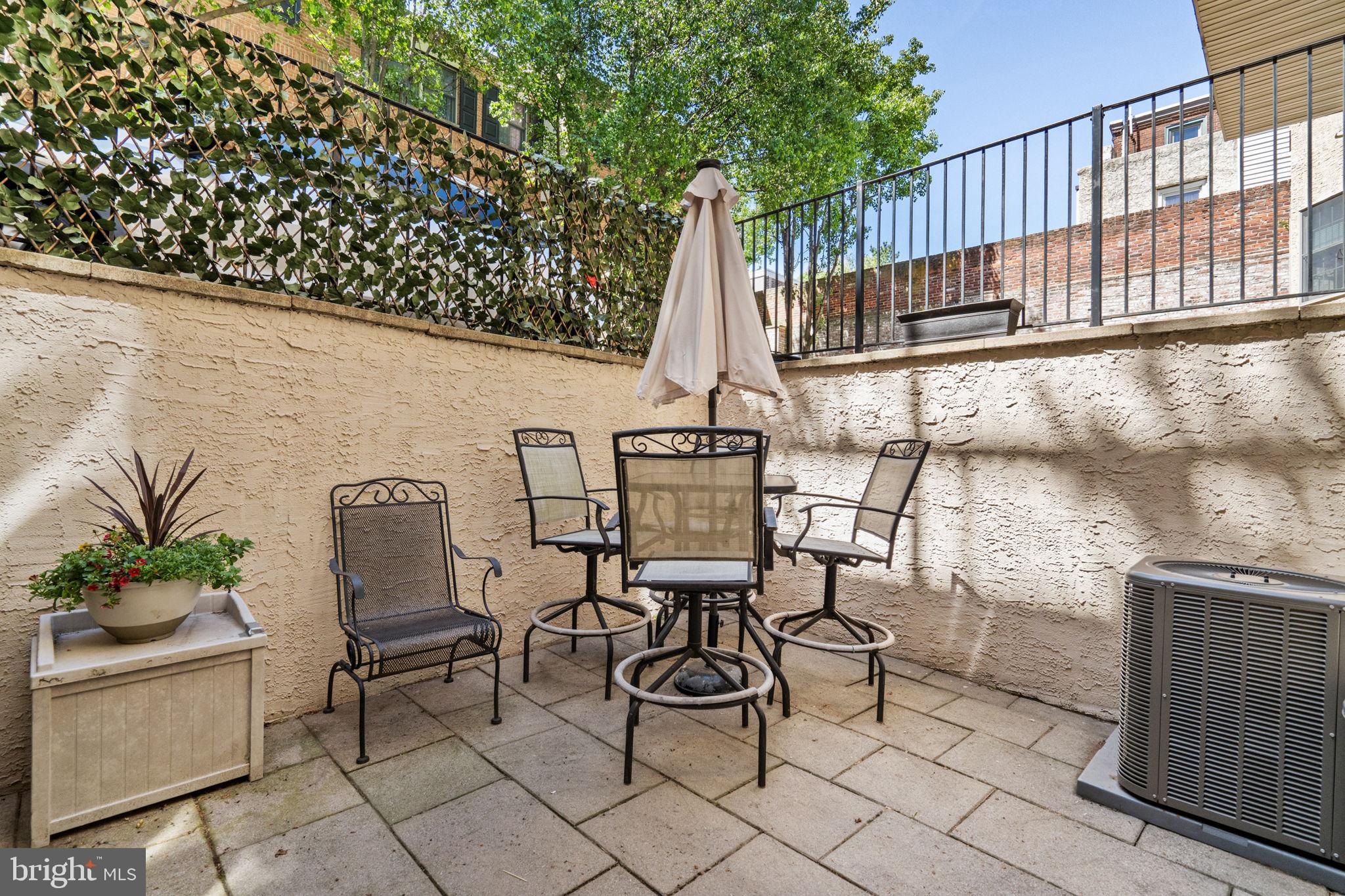 QUEEN VILLAGE - Residential