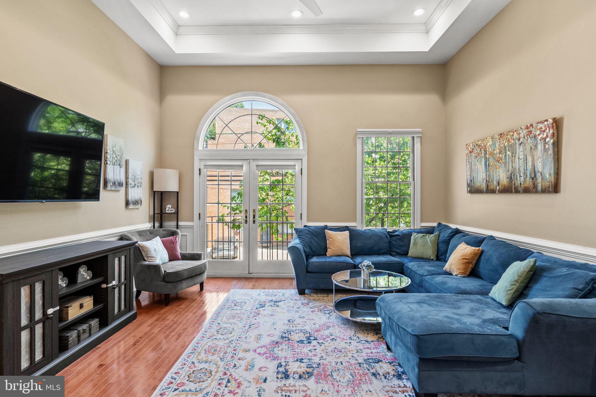 QUEEN VILLAGE - Residential