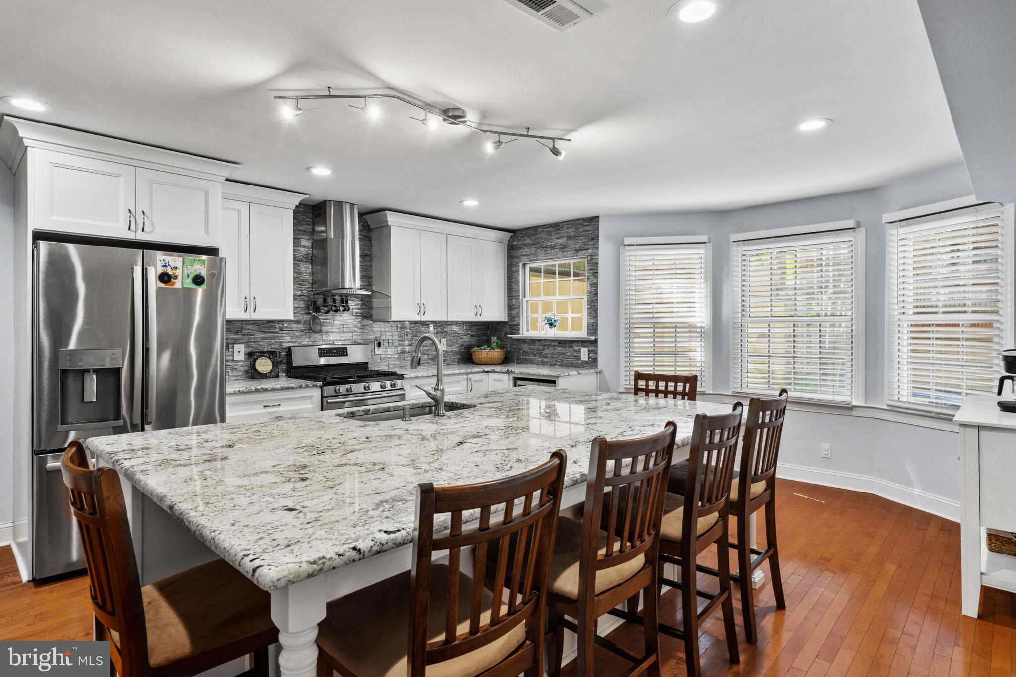 QUEEN VILLAGE - Residential