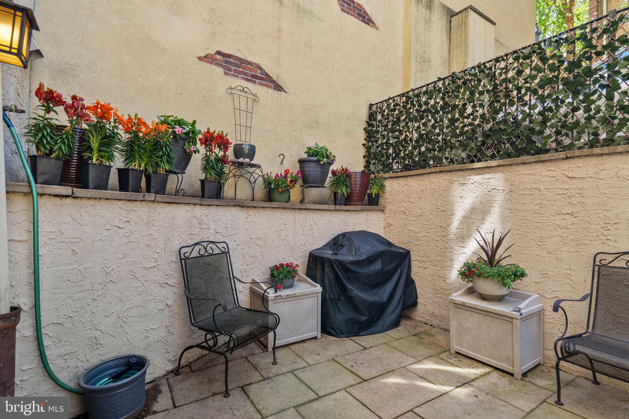 QUEEN VILLAGE - Residential