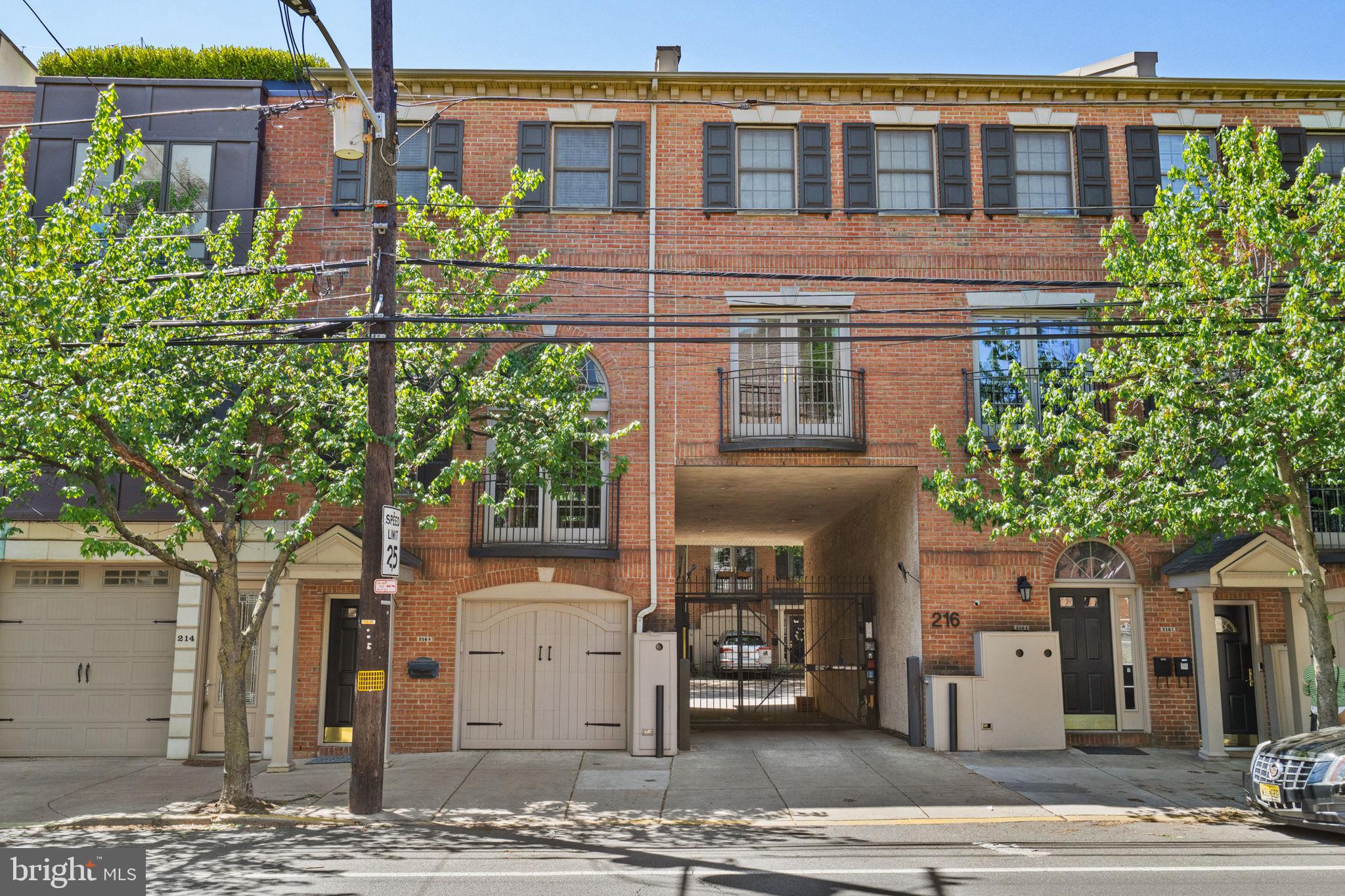 QUEEN VILLAGE - Residential
