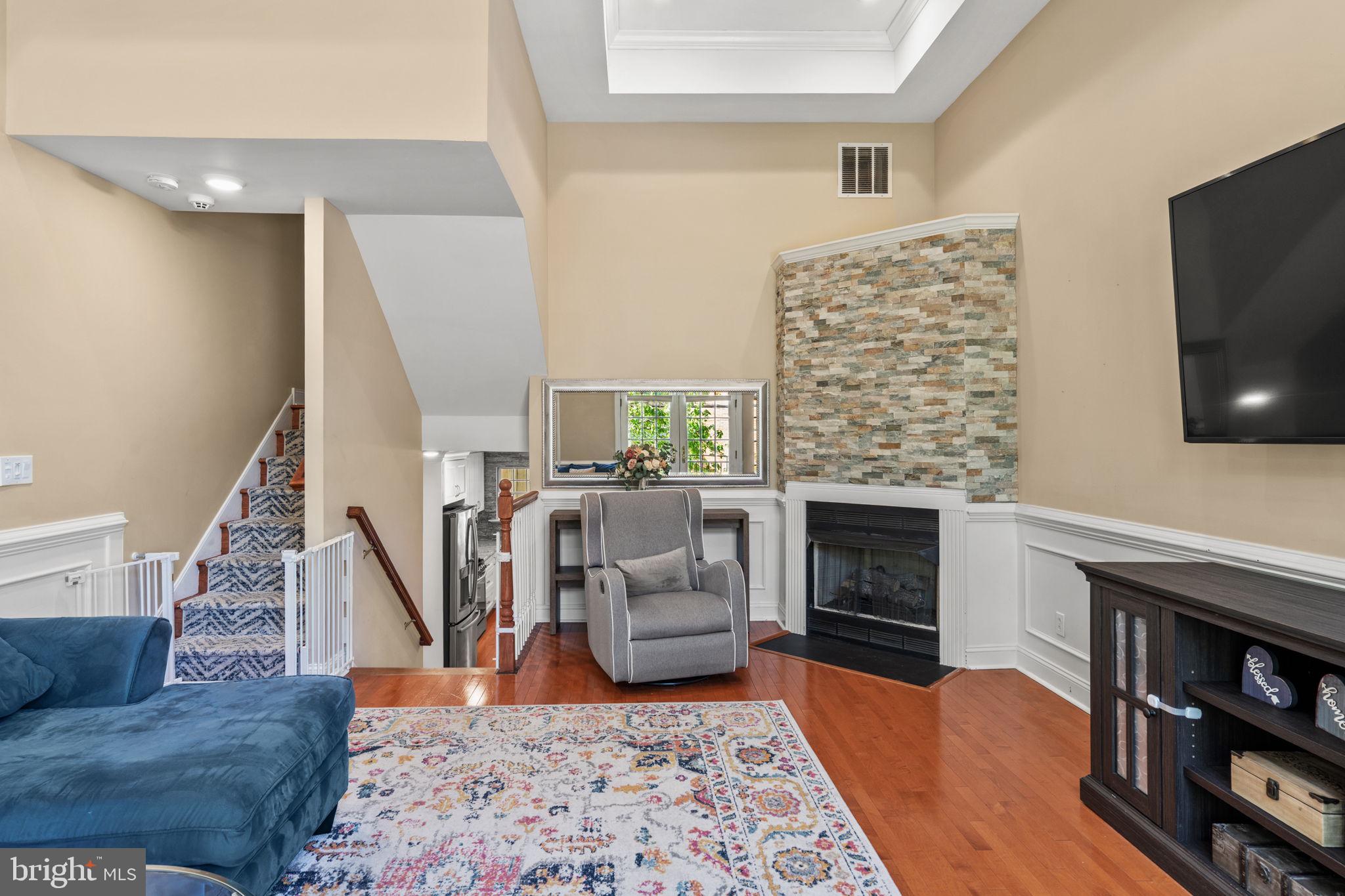 QUEEN VILLAGE - Residential
