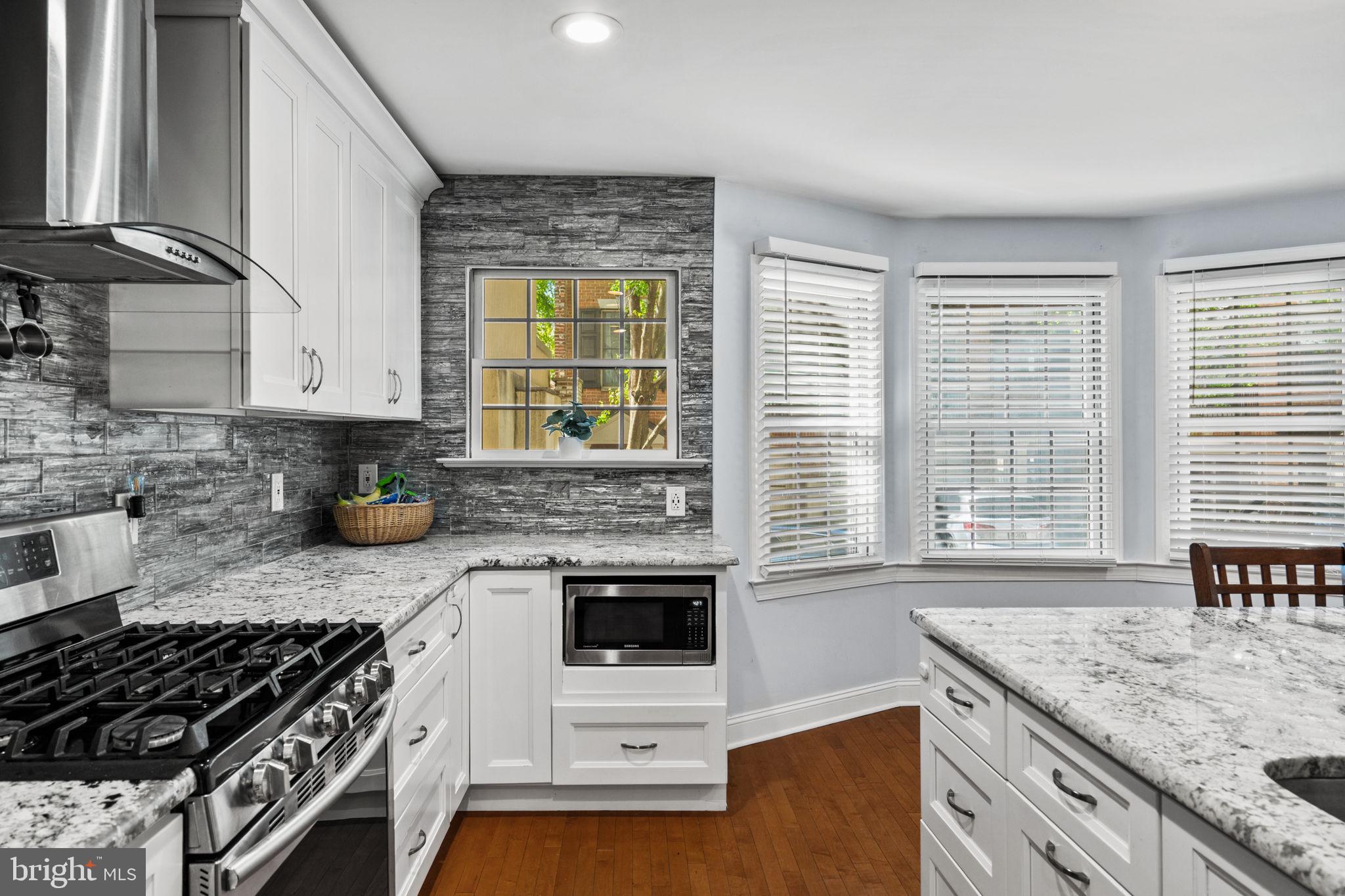 QUEEN VILLAGE - Residential