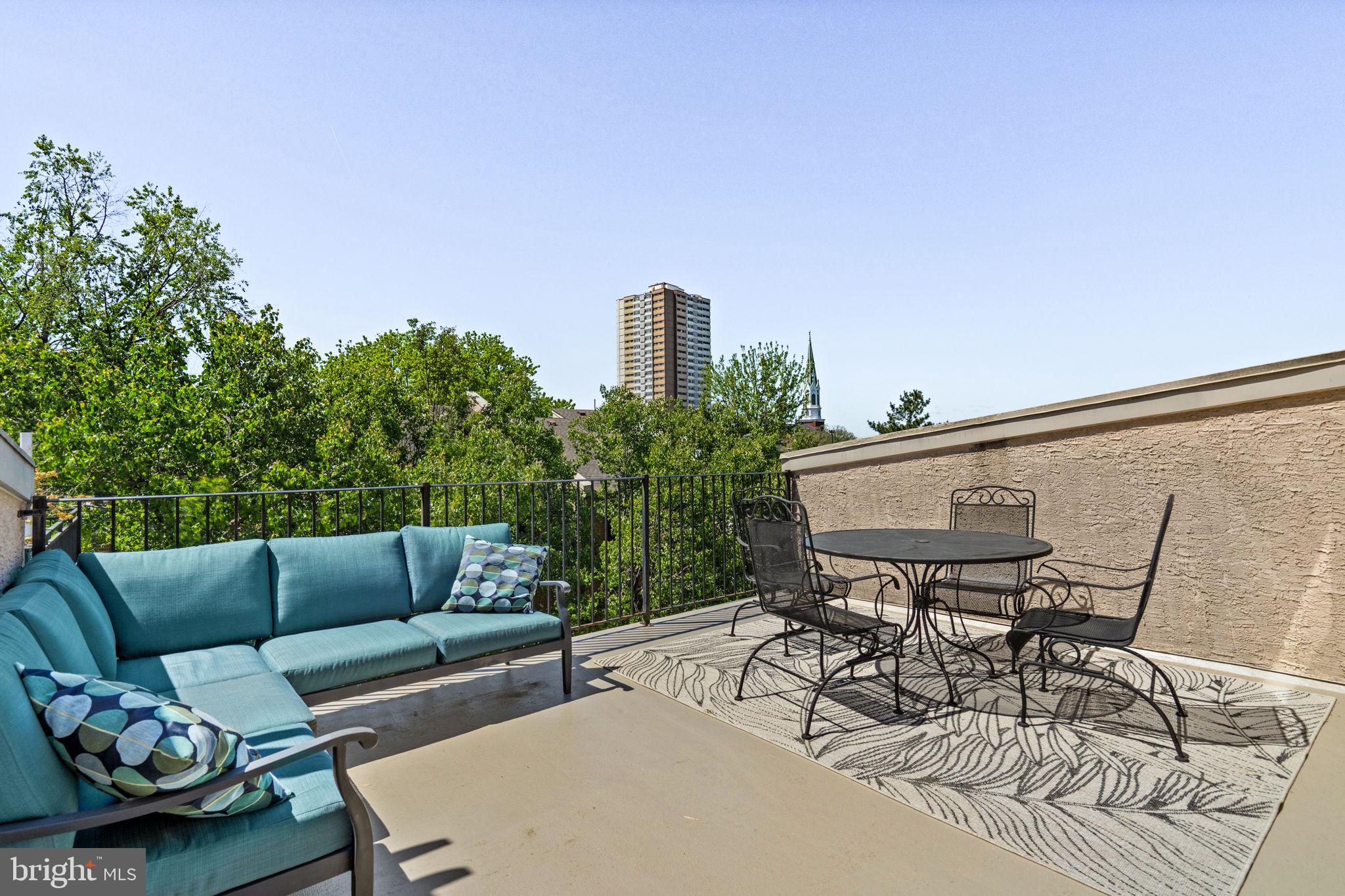 QUEEN VILLAGE - Residential