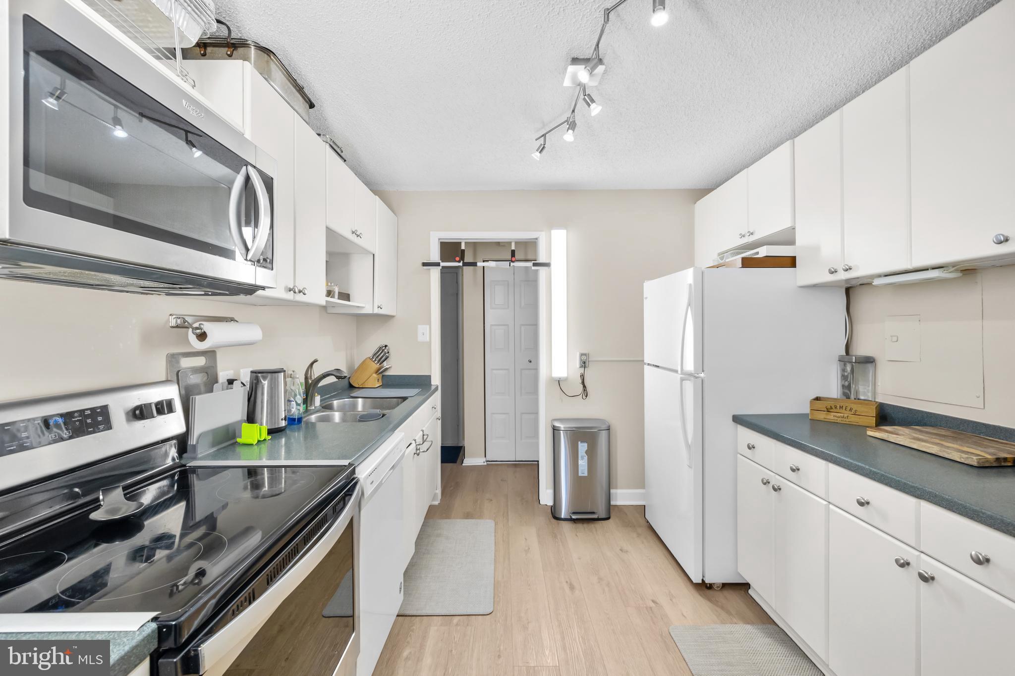 IDYLWOOD TOWERS CONDO - Residential