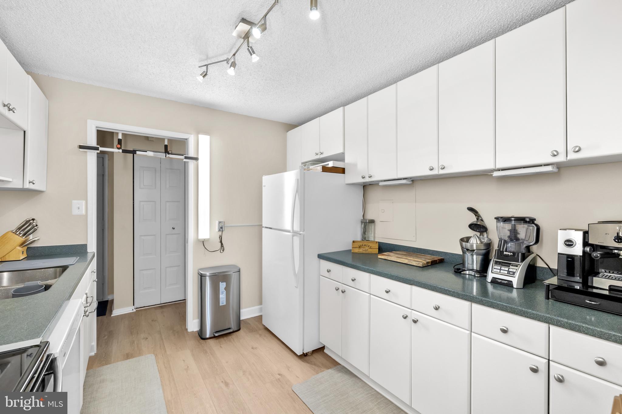 IDYLWOOD TOWERS CONDO - Residential