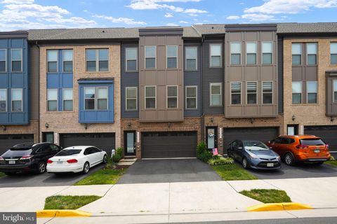 45399 DAVENO SQUARE STERLING VA 20164