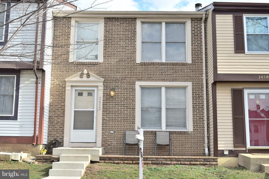PROPERTY IS ONLY FOR 2 UPPER LEVELS, DOES NOT INCLUDE THE BASEMENT. ( LANDLORD LIVES ON THE BASEMENT WITH A TOTALLY SEPARATED ENTRANCE WITH LOCKED DOOR IN BETWEEN ) Property is ready for the new tenant. Hardwood Floors on main level and a walking distance to shopping and restaurants.