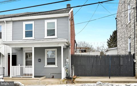 Townhouse For Sale - 137 E High Street<br/> WOMELSDORF, PA 19567