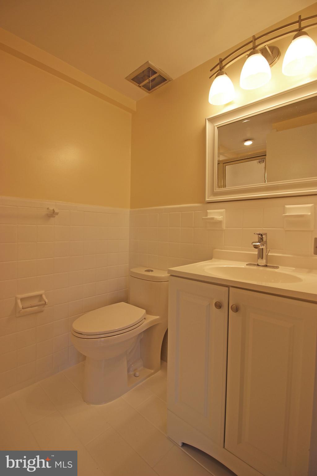 VIENNA VILLAGER CONDO - Residential Lease