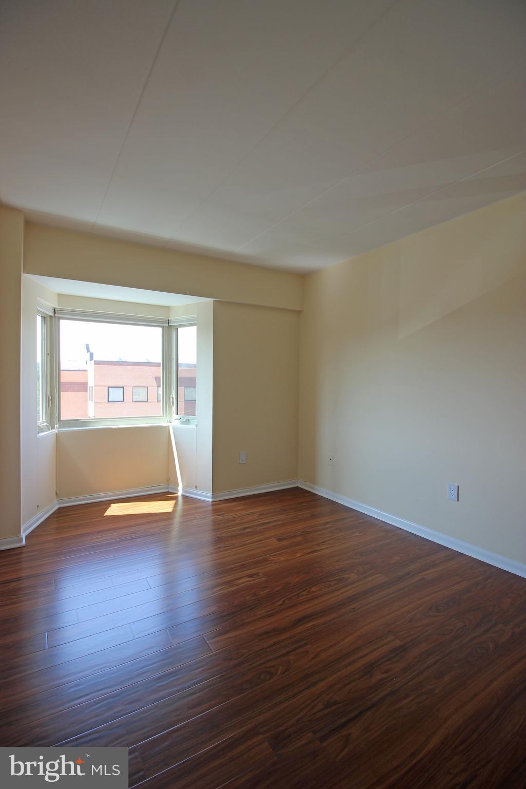 VIENNA VILLAGER CONDO - Residential Lease