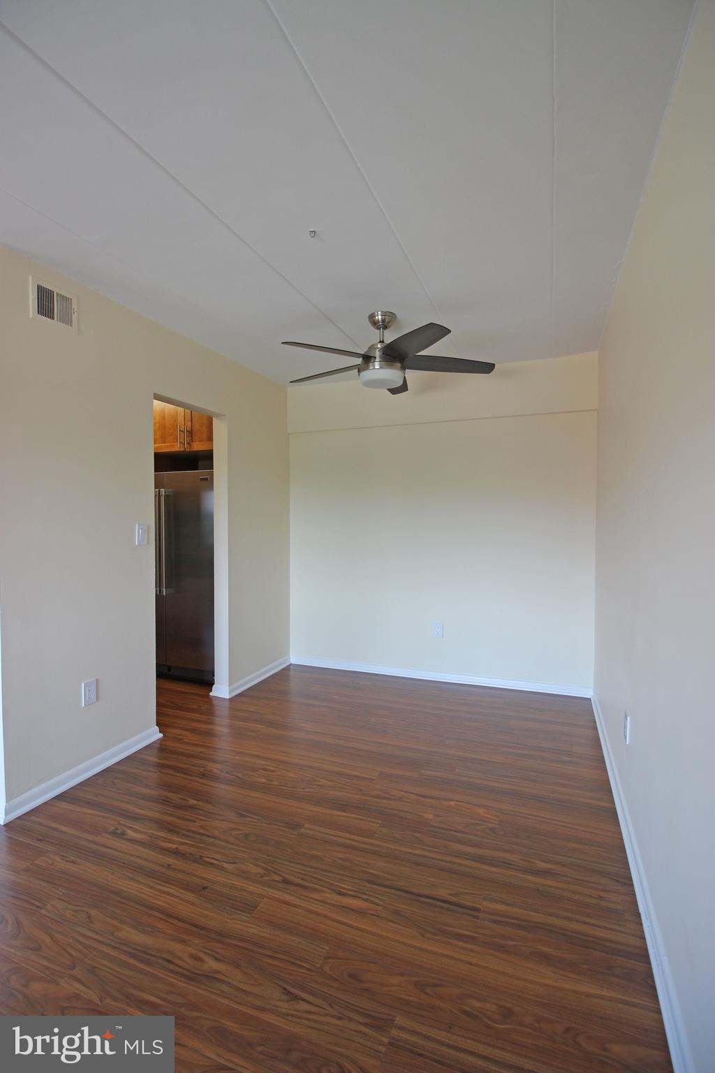 VIENNA VILLAGER CONDO - Residential Lease