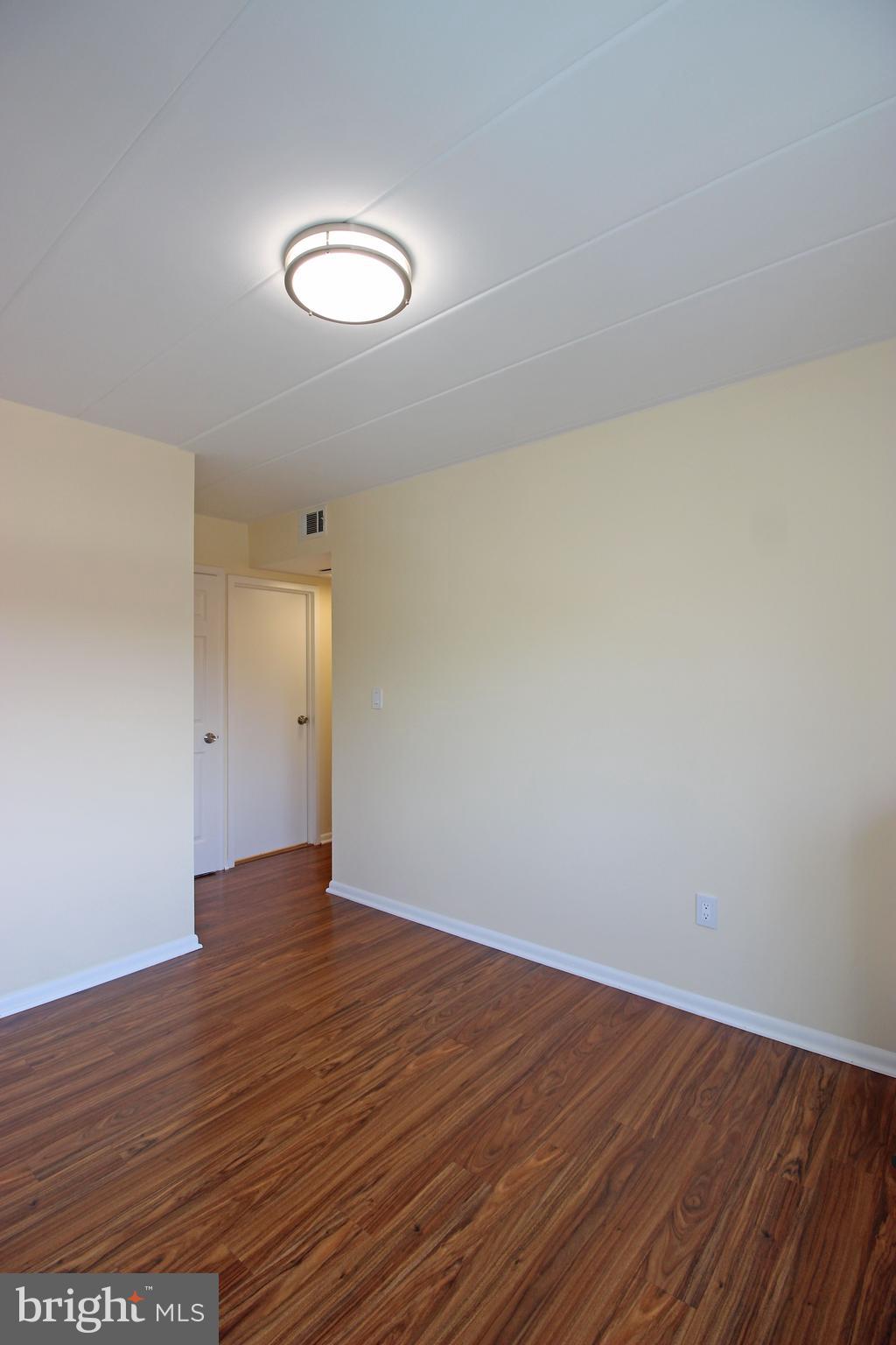 VIENNA VILLAGER CONDO - Residential Lease