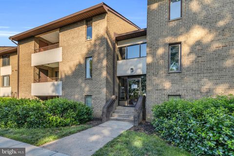 Photo of 527 Florida Avenue #T2, HERNDON, VA 20170 (MLS # VAFX2310192)