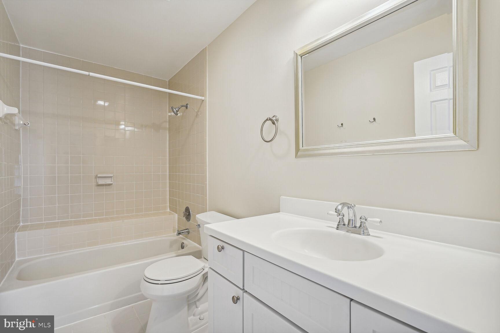 GROSVENOR PARK TOWNHOME CONDOMINIUMS - Residential Lease