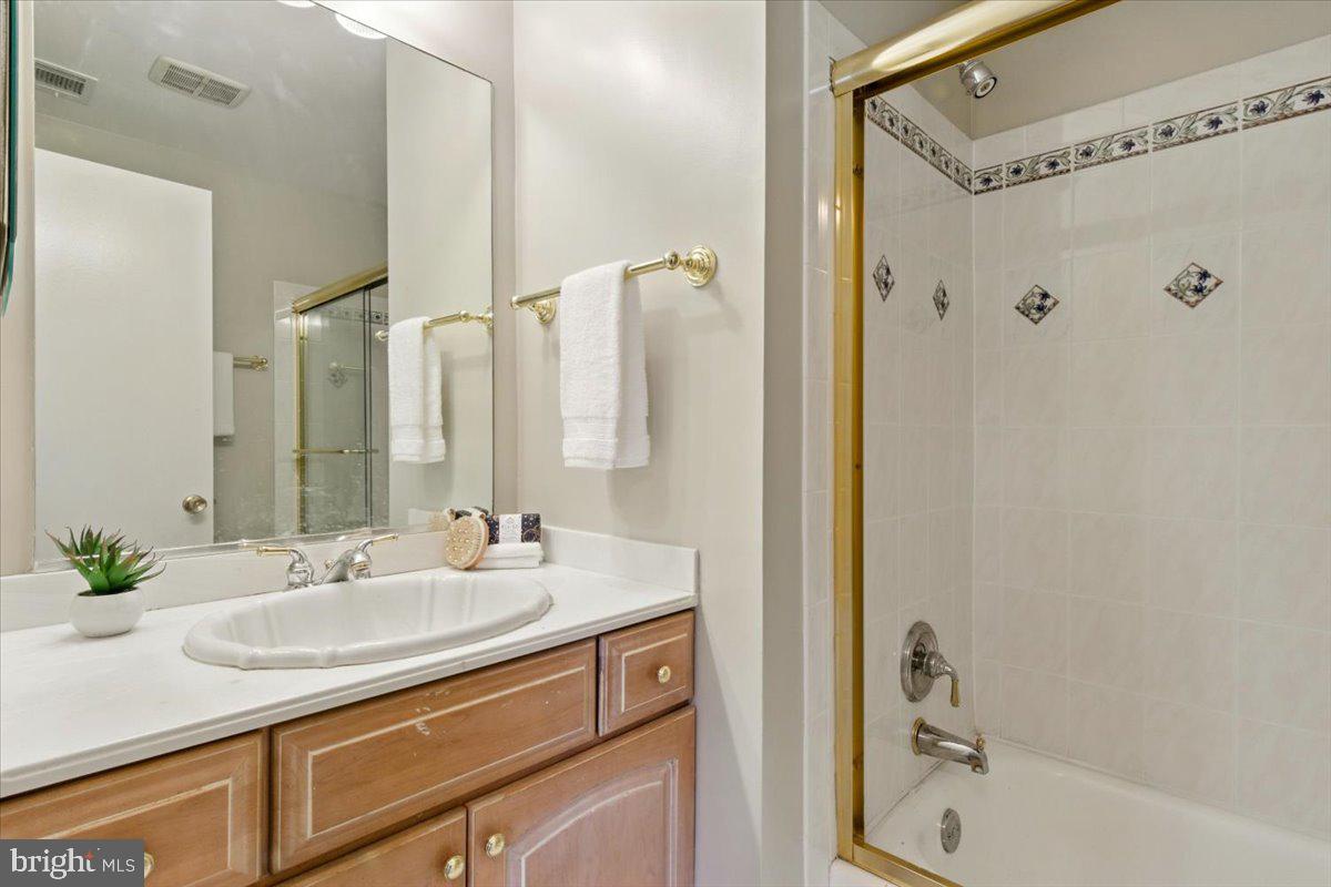 OAK TREE - Residential