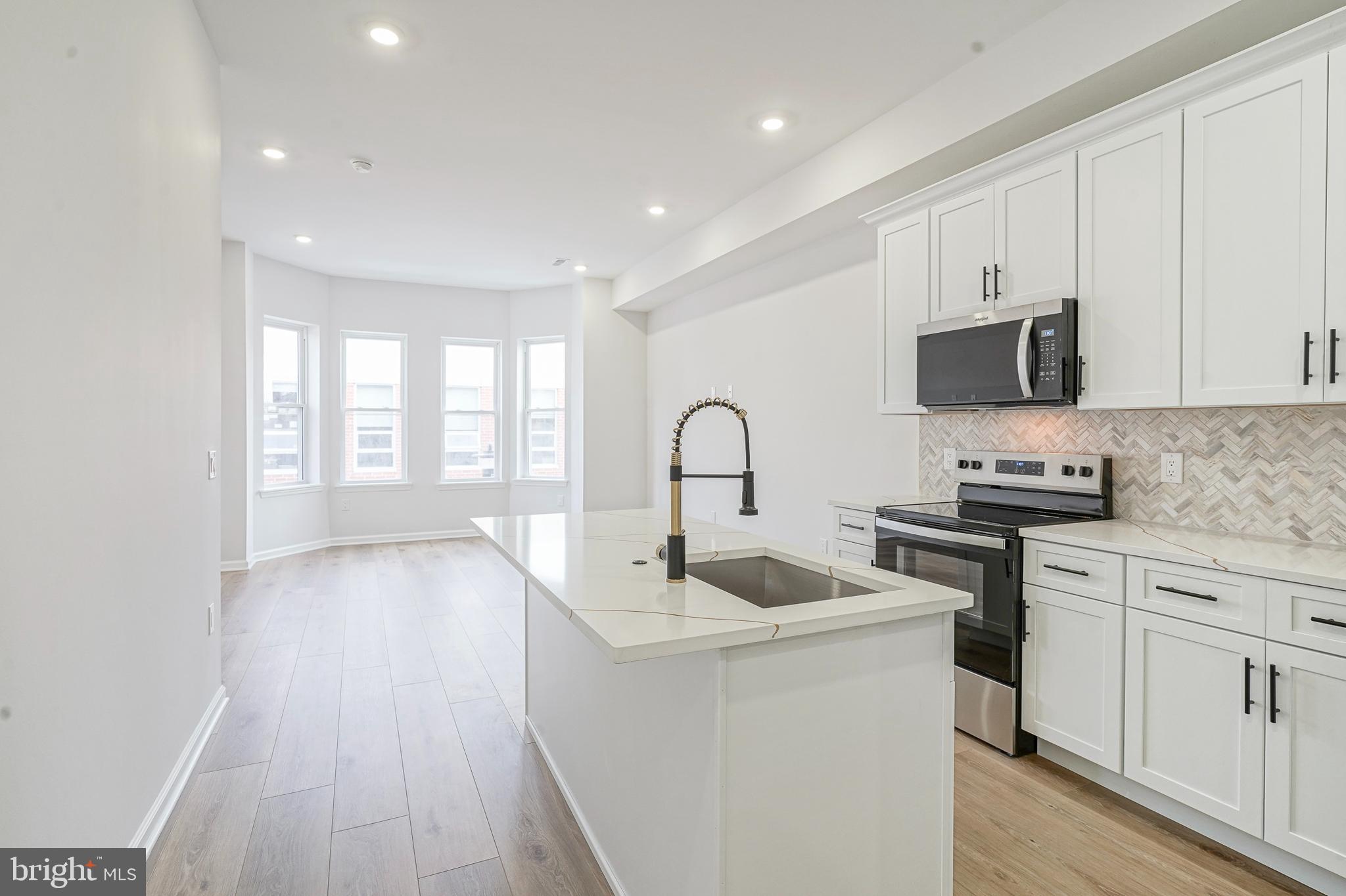 952 N MARSHALL STREET 2