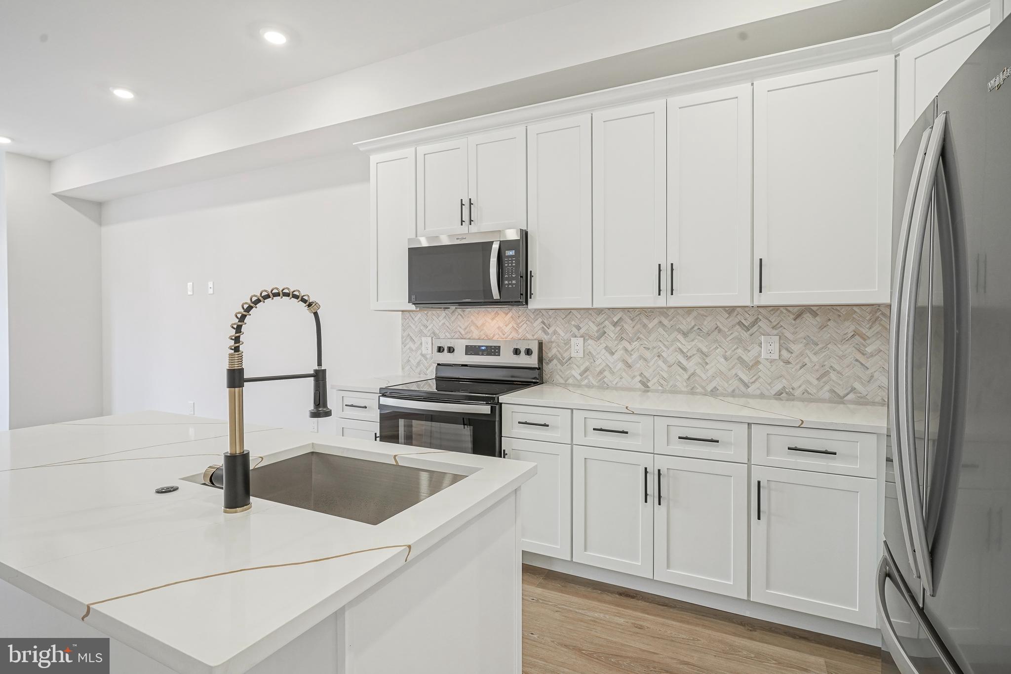 952 N MARSHALL STREET 2