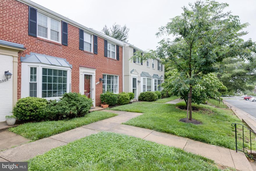Great Townhouse in excellent condition!  2 bed 1 1/2 bath.  H/W floors throughout , 2 levels, Huge Master Bedroom w/ 2 closets. Beautifully landscaped. Garden bay window in Kitchen.  Attic storage. Fantastic Location! Easy access to I-395, I-495, DC & Old Town.  Lots of privacy!  Backs to common area and picnic tables.  Walk to Starbucks, Giant, and many other shops and restaurants. Apply Online
