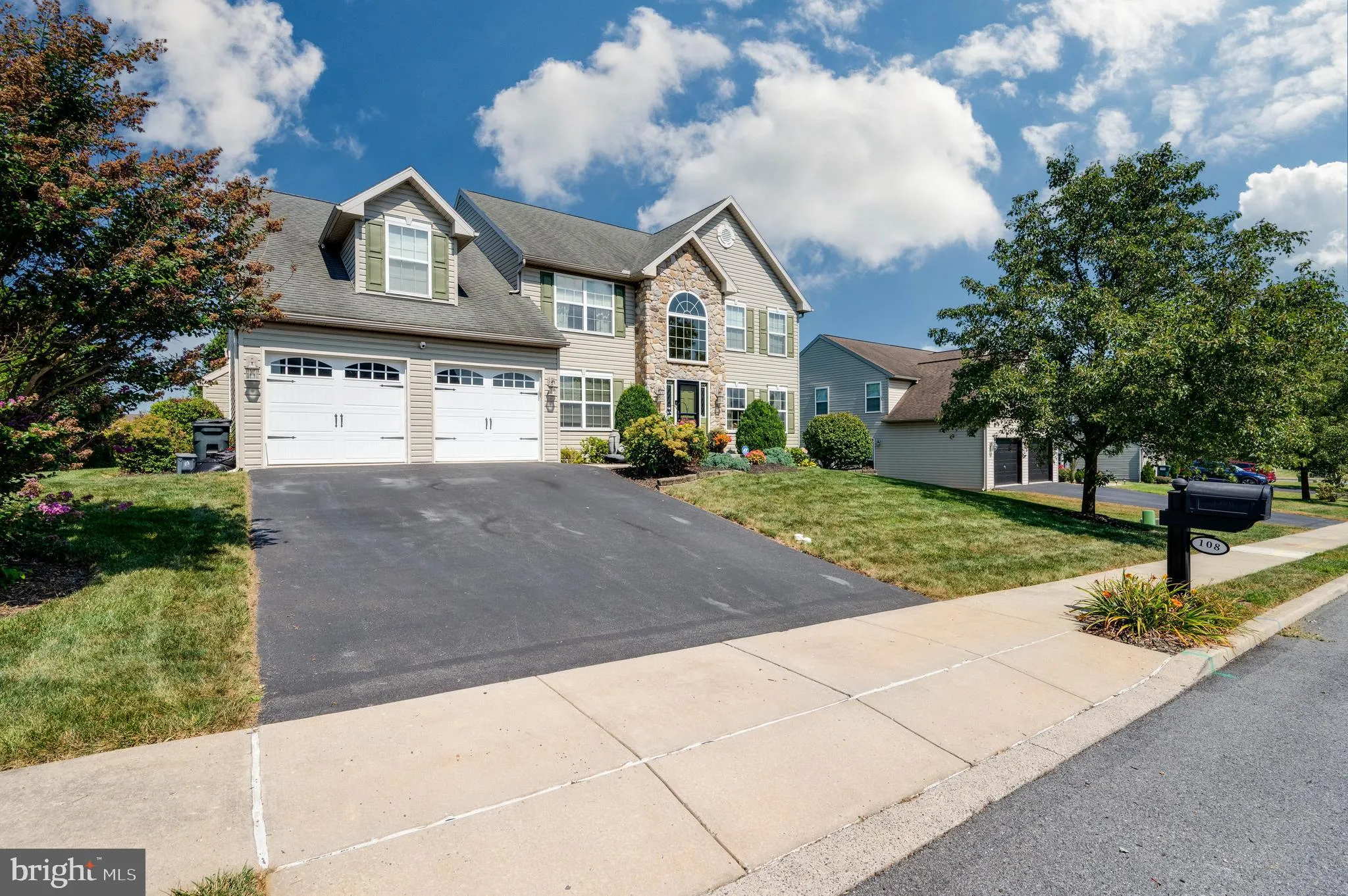 Blandon, Pennsylvania 19510, United States, 5 Bedrooms Bedrooms, ,4 BathroomsBathrooms,Residential,Pending,190914