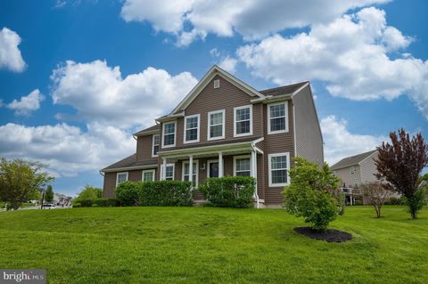 Photo of 124 Greenfield Drive, LEOLA, PA 17540 (MLS # PALA2069434)