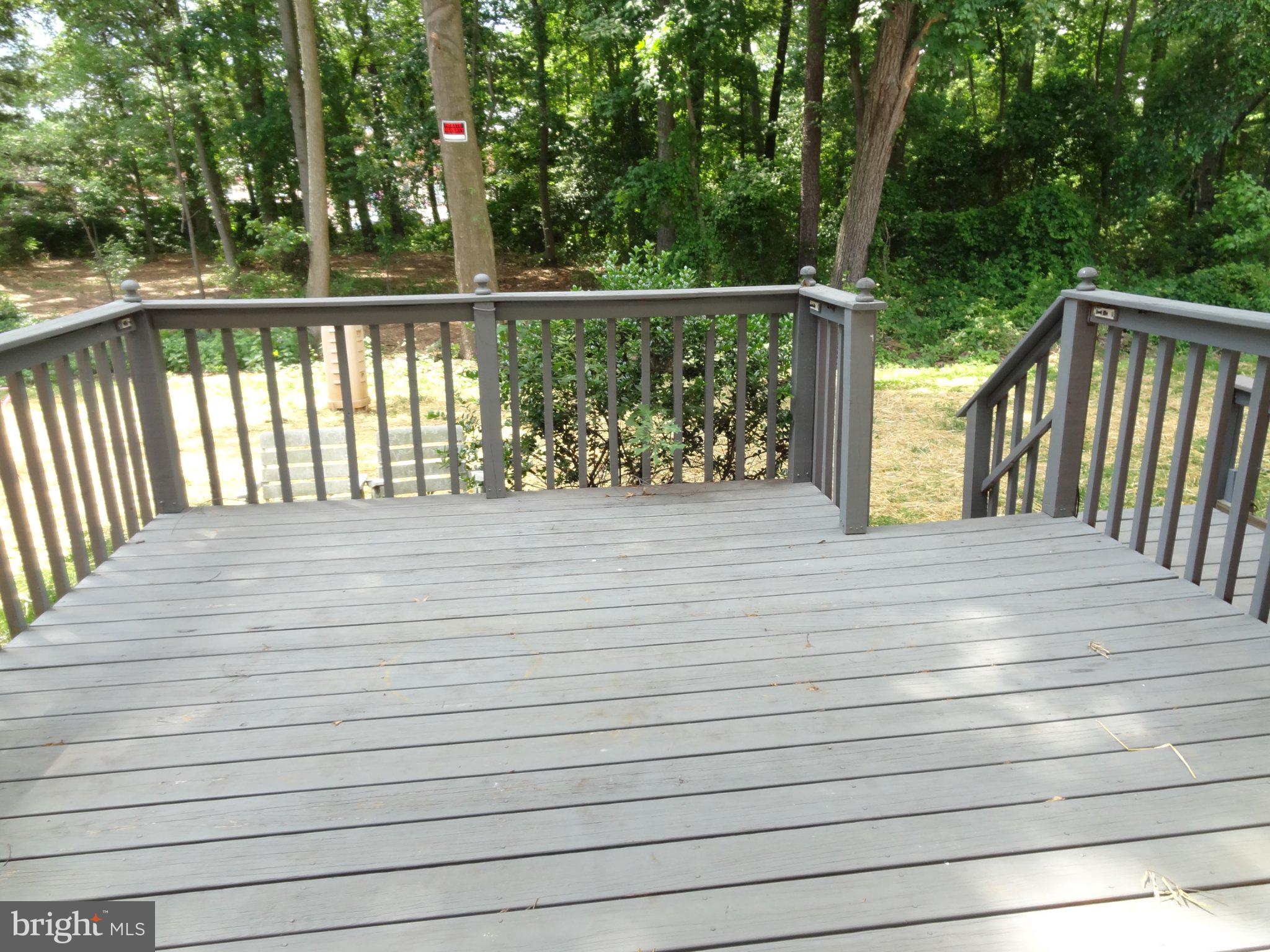 324 WOODLEAF COURT
