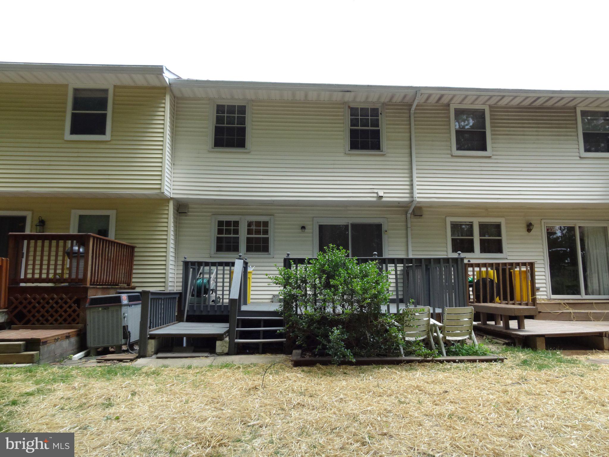 324 WOODLEAF COURT