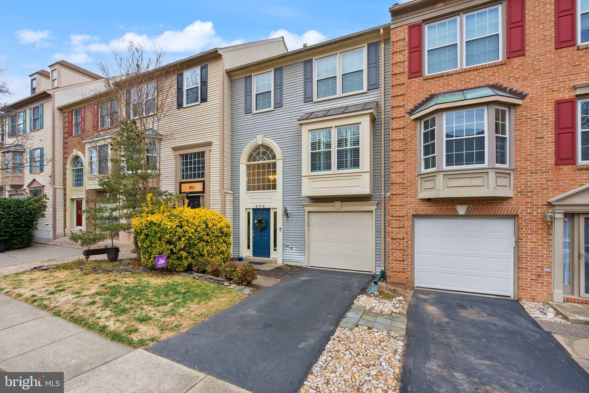 894 TALL OAKS SQUARE SE