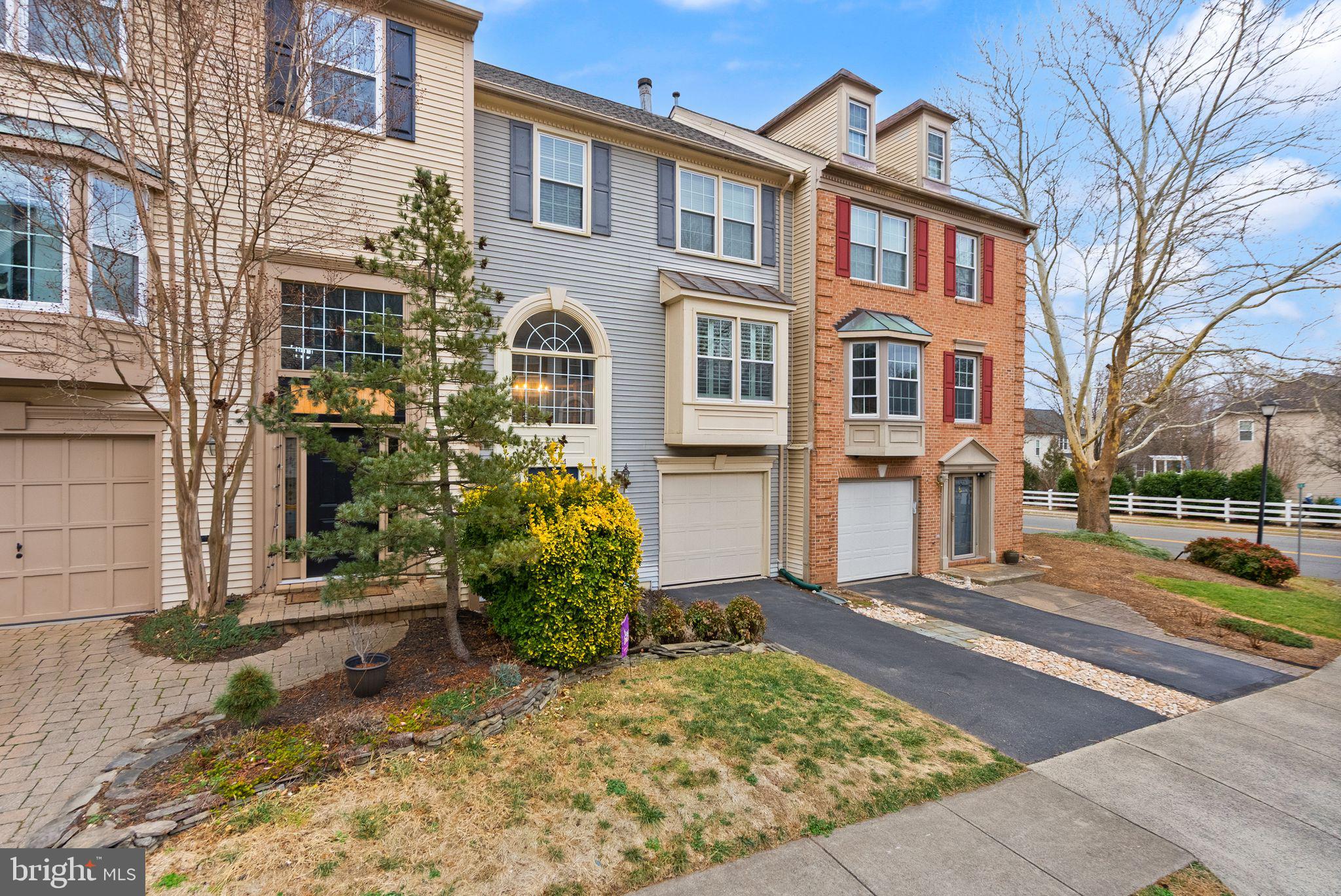 894 TALL OAKS SQUARE SE