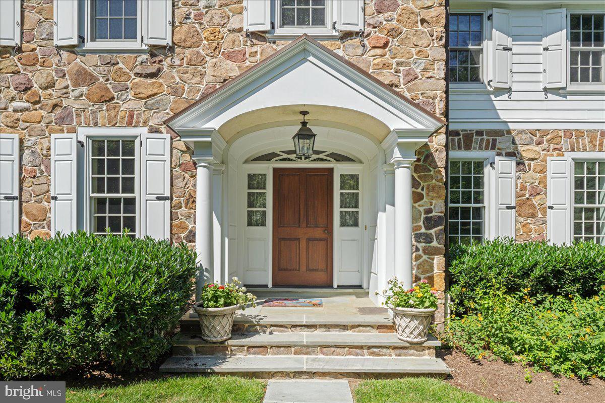 1325 SUMMERHILL LANE