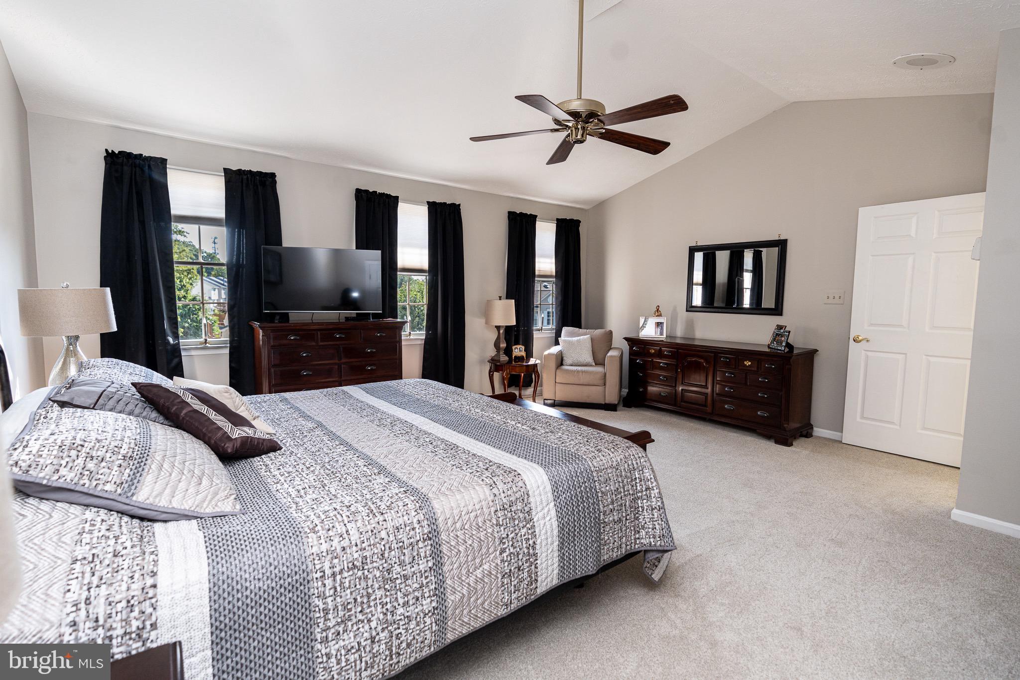 CONSTANT FRIENDSHIP - Residential