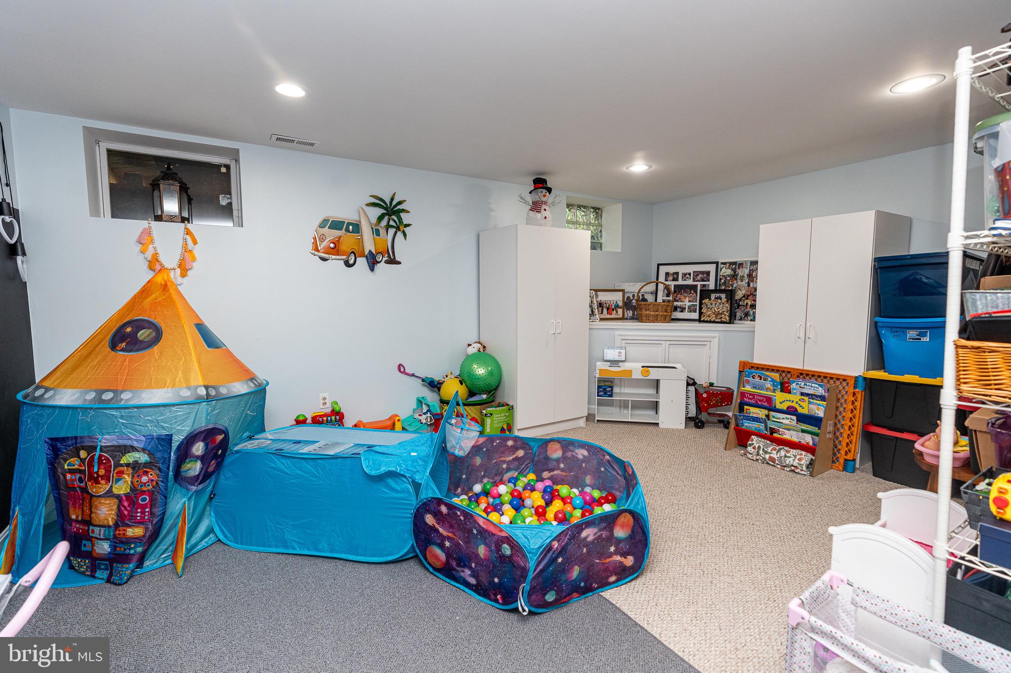 CONSTANT FRIENDSHIP - Residential