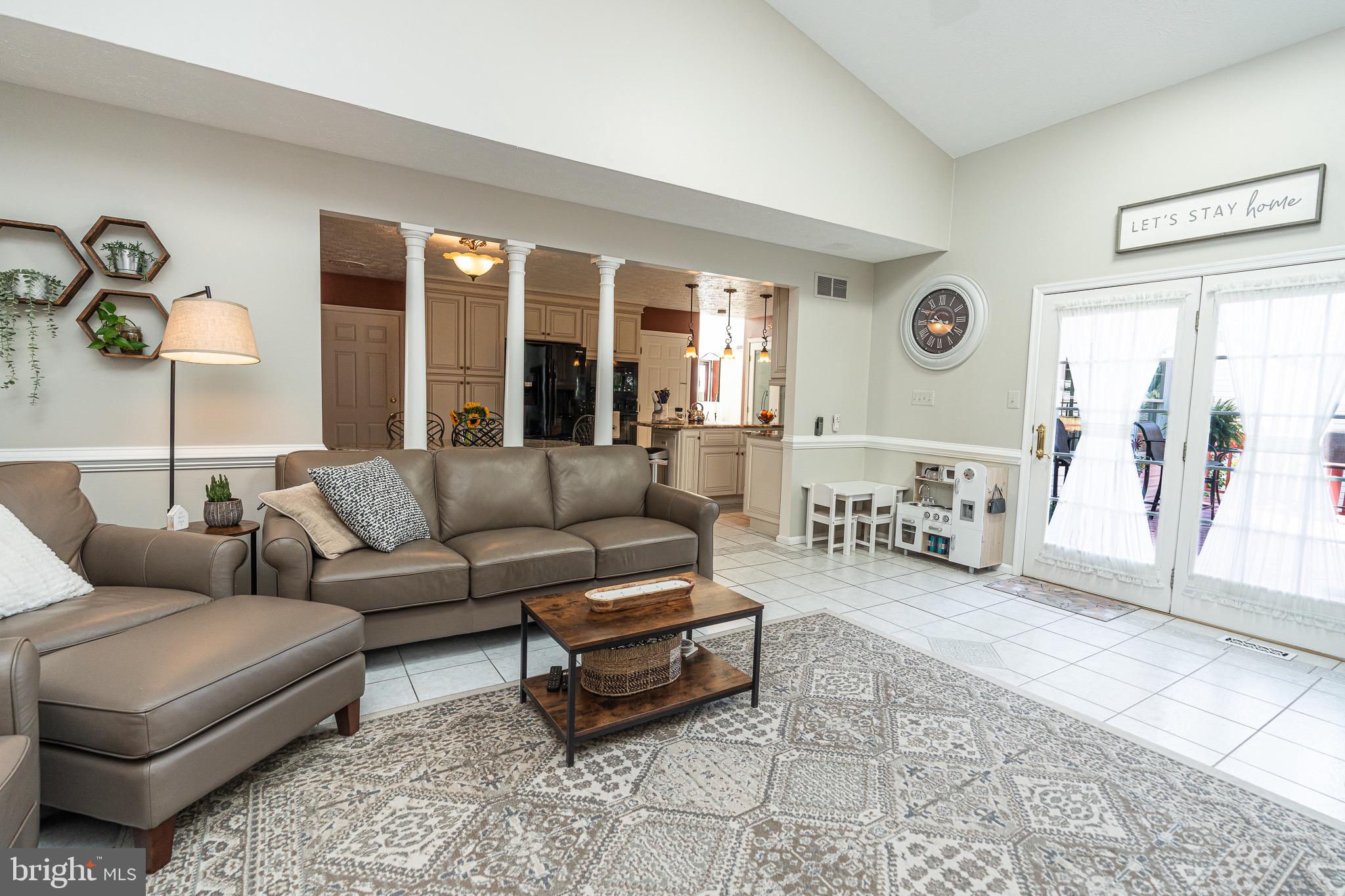 CONSTANT FRIENDSHIP - Residential